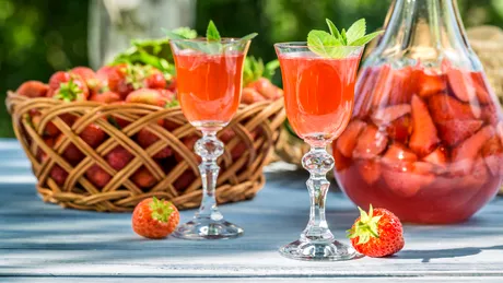 Cum să faci acasă căpșunată sau lichior de căpșuni. Ai nevoie de 4 ingrediente!