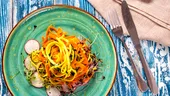 Cum să faci spaghete din legume. 4 reţete foarte simple cu zucchini, morcovi, ceapă verde şi cartofi dulci