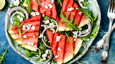 Salată de vară cu pepene roşu şi piept de pui