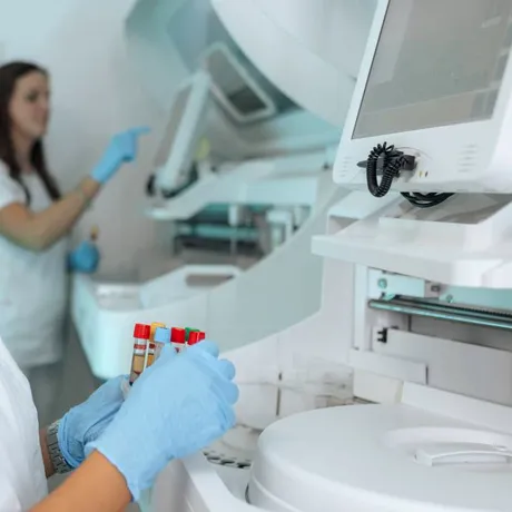 Persoanele născute înainte de 1975, avertizate să facă o analiză de sânge pentru a preveni o boală fatală