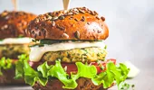 Burger de pui mai gustos decât la fast food. Iese suculent și aromat! Nu ai nevoie de multe ingrediente