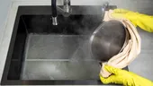 Ce să torni în chiuvetă să scapi de mirosul neplăcut. Ingredientul care desfundă țevile în cinci minute