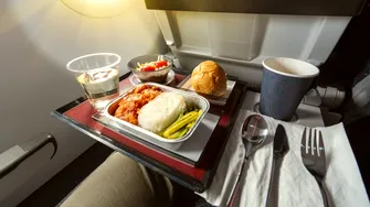 De ce nu este recomandat să mănânci de pe măsuța din avion. Avertismentul unei însoțitoare de zbor / VIDEO