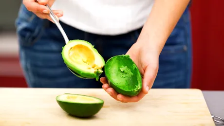 Cât avocado poți mânca fără să te îngrași. Numărul de calorii dintr-un singur fruct e imens!