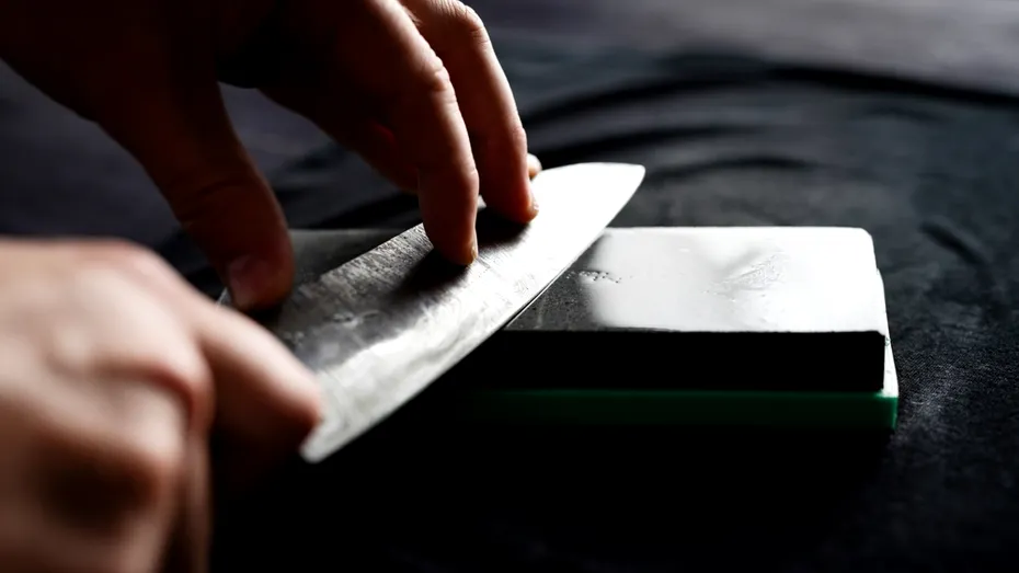 Ascute cuțitele de bucătărie folosind doar un obiect din dulapul tău. Trucul simplu care funcționează