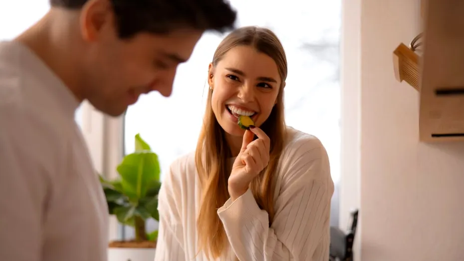 De ce este important să flirtezi cu partenerul chiar și după ani de relație. Gesturile mici care pot reaprinde apropierea