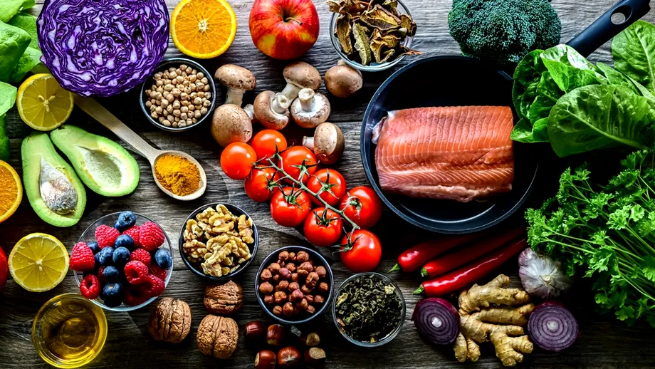 Ce trebuie să mănânci dacă ai psoriazis. Dieta care poate ajuta la reducerea inflamației și a puseelor