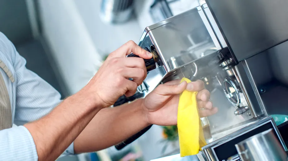 Cum faci decalcifierea corectă a aparatului de cafea?