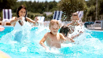 Apa din piscină sau ștranduri te poate îmbolnăvi. Ce bacterii și paraziți poți lua