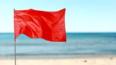 Steagul roșu a blocat accesul în mare pe litoral. Avertismentul salvamarilor pe care mulți turiști aleg să-l ignore