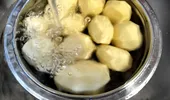 Trucul cu apă rece pentru cartofi la cuptor delicioși. Așa ies crocanți și rumeni la exterior, pufoși la interior