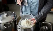 Secretul orezului pufos, ca la restaurant. Metoda clasică pe care puțini o mai folosesc
