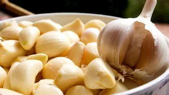 Unguentul natural pentru durerile de oase. Cum te poate ajuta amestecul de untură cu usturoi