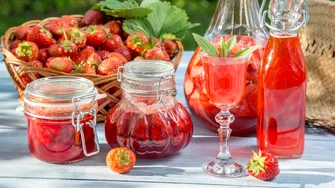 Siropul natural din căpșuni și miere, tot mai popular vara. Rețeta simplă pe care mulți o folosesc în locul băuturilor din comerț