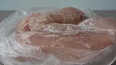 Poți congela din nou carnea după ce ai dezghețat-o? Ce spun specialiștii despre această greșeală frecventă