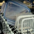 De ce se îngălbenește plasticul din bucătărie? Ce îl face să-și schimbe culoarea și cum îl poți curăța