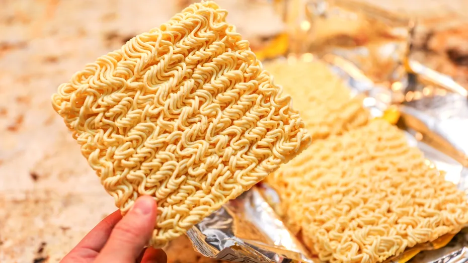 Un băiat de 13 ani a murit după ce a mâncat tăiței nefierți. Doctorii trag un semnal de alarmă