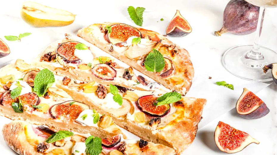 Focaccia care îți va da peste cap papilele gustative! Combinația dulce-sărată la care nu te-ai fi gândit vreodată