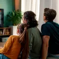 La ce distanță trebuie să stai de televizor să nu-ți strici vederea
