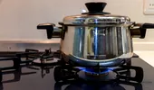 De ce se arde mâncarea pe fundul oalei? 6 greșeli de gătit pe care le faci fără să-ți dai seama