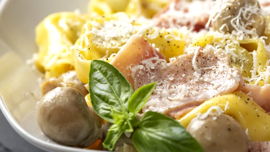 Paste cremoase cu șuncă și ciuperci