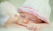 47% dintre bebeluşi suferă de sindromul capului plat