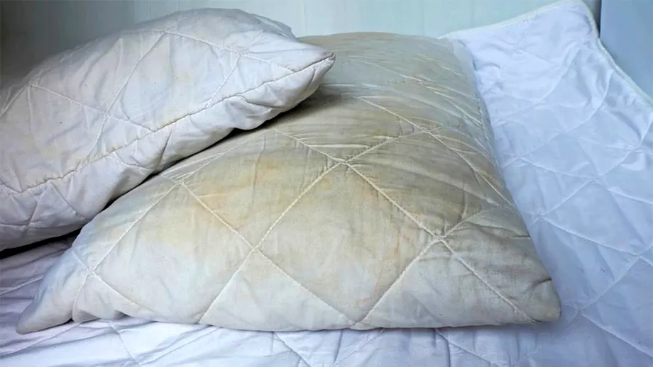 Cum să îndepărtezi petele de pe perne, fără mașină de spălat. Soluția genială care elimină bacteriile, acarienii și mirosurile neplăcute