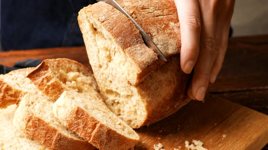 Cine poate consuma pâine albă fără griji? Ce spun specialiștii