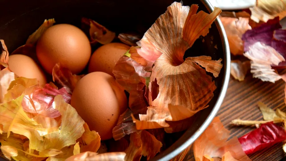 Ouă vopsite de Paști, cu sfeclă roșie, varză, turmeric și foi de ceapă. Fără vopsea chimică!