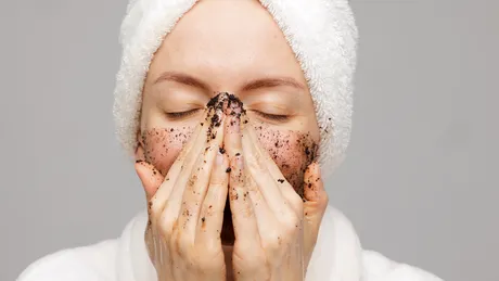 Nu mai cheltui bani pe zeci de produse de skincare. Cum să ai o rutină eficientă și mai ieftină