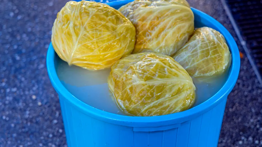 Ce trebuie să adaugi printre verzele din butoi ca să rămână crocante și aromate? Bunicile foloseau acest ingredient