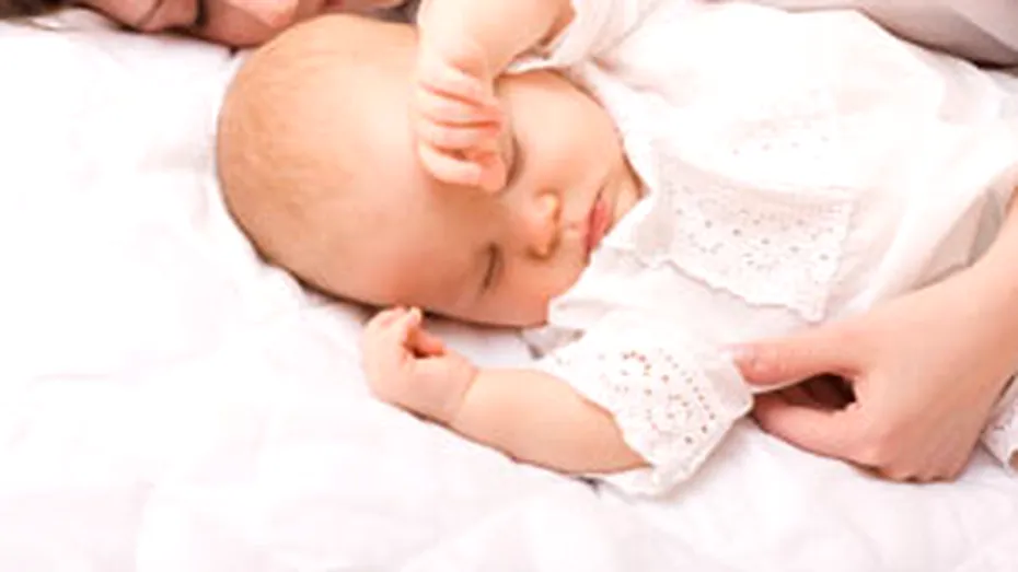 Dormitul bebelusilor in acelasi pat cu parintii, extrem de periculos