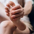 Furnicături și senzații de arsură în mâini sau picioare? Neurologii spun că pot ascunde afecțiuni care nu trebuie ignorate