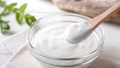 Cum să faci iaurt grecesc acasă cu doar 3 ingrediente. Rețeta e simplă și delicioasă