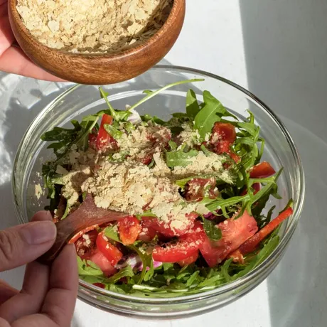 Ingredientul pe care să-l presari peste paste, salate, popcorn sau în supă. E bogat în acid folic și vitamine care desfundă vasele de sânge