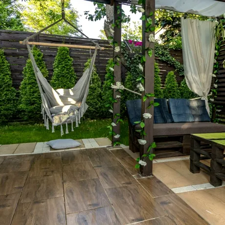 Soluția naturală din două ingrediente care îți curăță rapid terasa! E impecabilă în doar 20 de minute