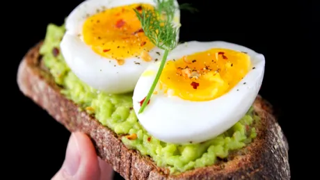Ce alimente să consumi la micul dejun pentru a combate anxietatea de dimineață