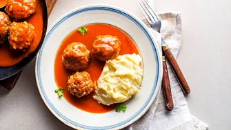 Chiftele de porc din gama Bunătăți de la Cris-Tim în sos de roșii cu piure cremos