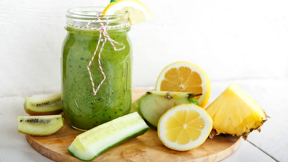 Cum te ajută sucul de castravete și ananas la detoxifierea colonului
