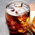 Coca-Cola și cartofii prăjiți pot calma o migrenă? Un medic explică de ce trucul viral de pe TikTok pare să funcționeze pentru unii oameni