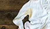 Cum să îndepărtezi petele galbene de deodorant fără clor. Trucul care salvează orice tricou alb