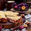 Prăjitură germană cu prune, budincă de vanilie și crumble. Desertul fin care merge perfect lângă cafea