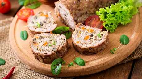 Drob de ciuperci cu verdeață din abundență. O rețetă pentru cei care vor să mai reducă din carne