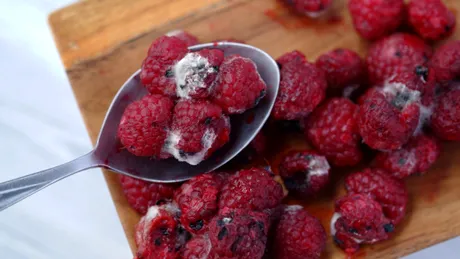 Cum să întârzii apariția mucegaiului pe fructele de pădure. Trucul simplu cu oțet și apă