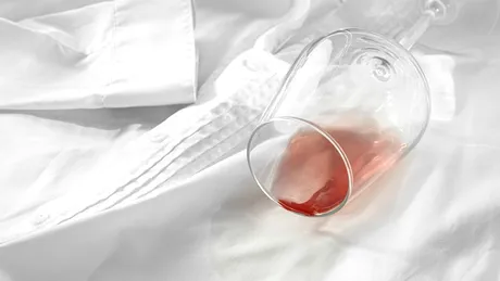 Aliatul neașteptat împotriva petelor de vin roșu. Această băutură face minuni