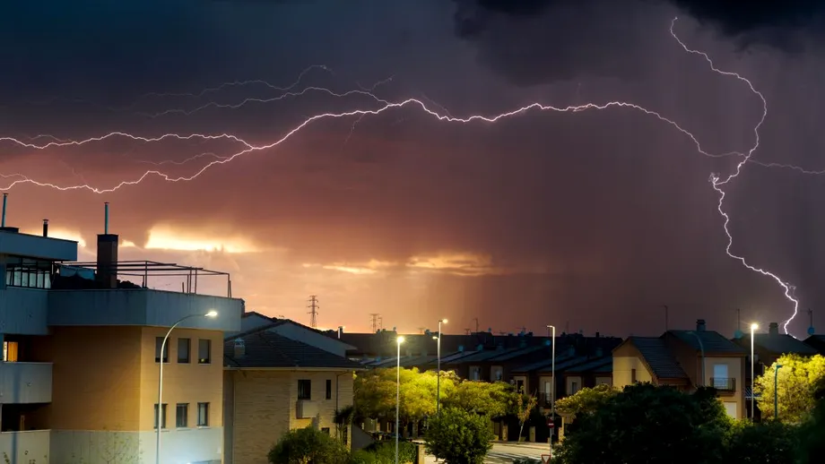 Avertizare meteo ANM de furtună, descărcări electrice și ploi de până la 50 de l/mp