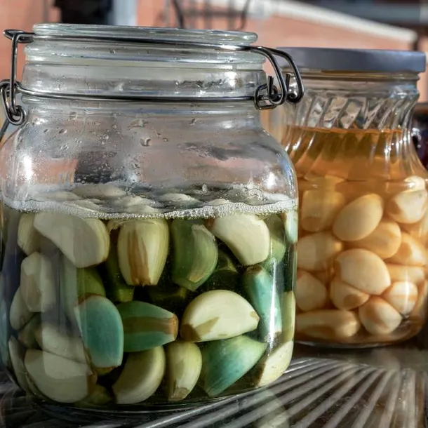 Tonicul din bătrâni cu oțet și usturoi. Este un leac „bun la toate” care întărește organismul