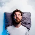 Matthew Walker: „Un pahar de vin înainte de culcare nu ajută somnul, ci îl afectează”