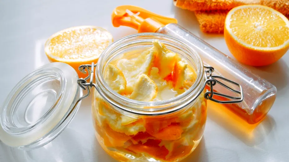 Cum să-ți faci propria soluție de curățat prin casă. Ai nevoie de o coajă de portocală și oțet