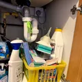 Ce nu ar trebui depozitat sub chiuvetă. Greșelile care îți pot deteriora produsele și pot crea probleme în locuință